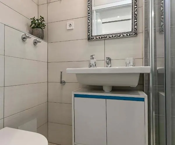 Beach Makarska Apartment شقة *